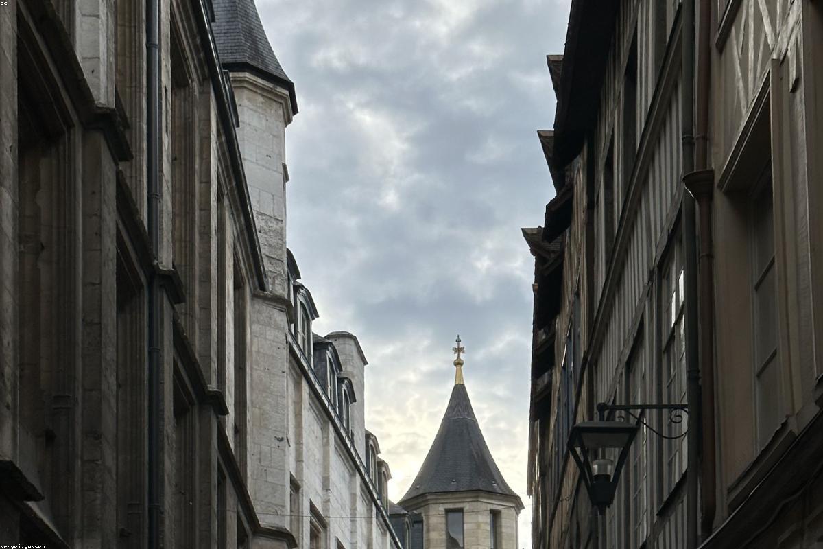 Ruelle fleurie menant vers l'océan à Biarritz