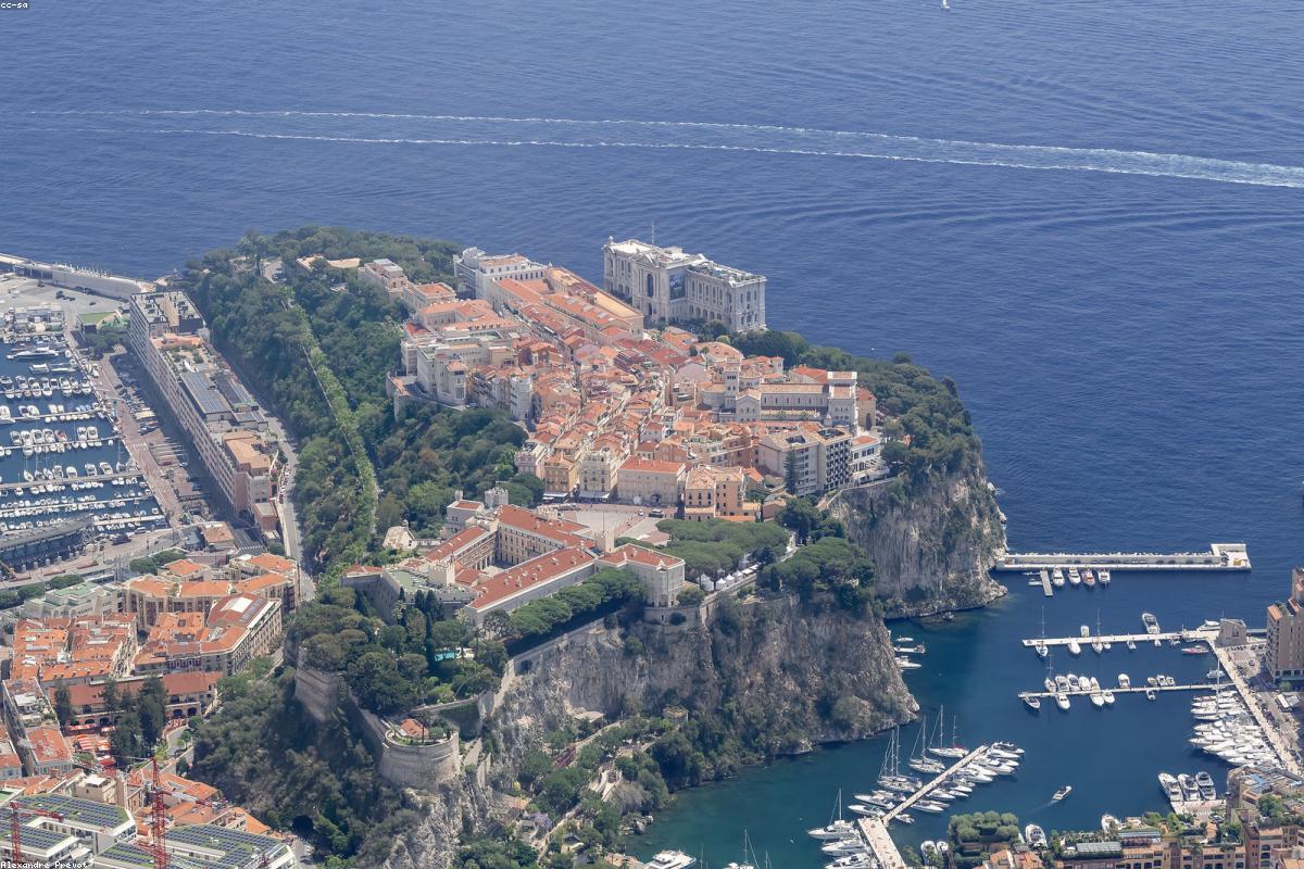 Salon d'une maison de vacances ouvert sur une terrasse en bord de mer